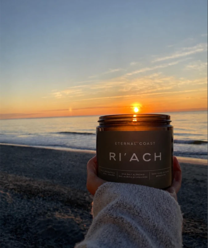 Vela Ri'ach Eternal Coast frente al mar al atardecer